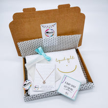 Load image into Gallery viewer, Boobin in Style Gift Box - Mama Bear and Cubs ltd
